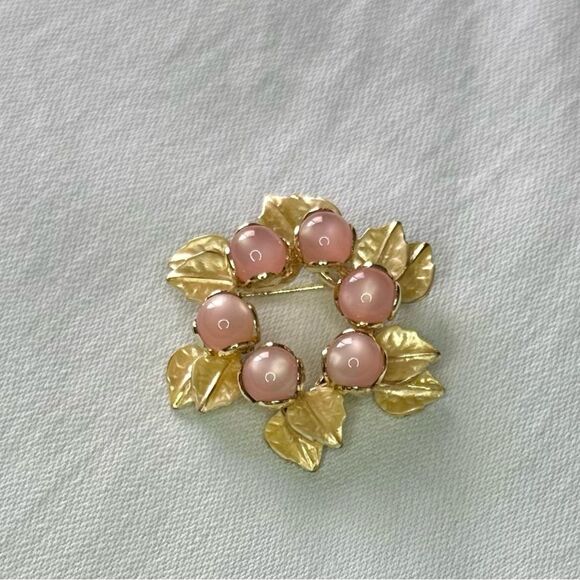 Vintage 40s-50s Pink‎ Moonglow Lucite Enamel Brooch - Picture 2 of 4